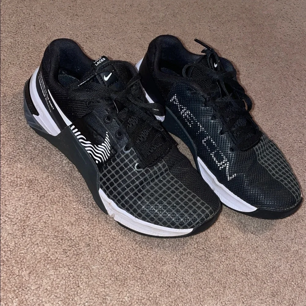 Nike Black and White Training Shoes - Picture 2 of 6